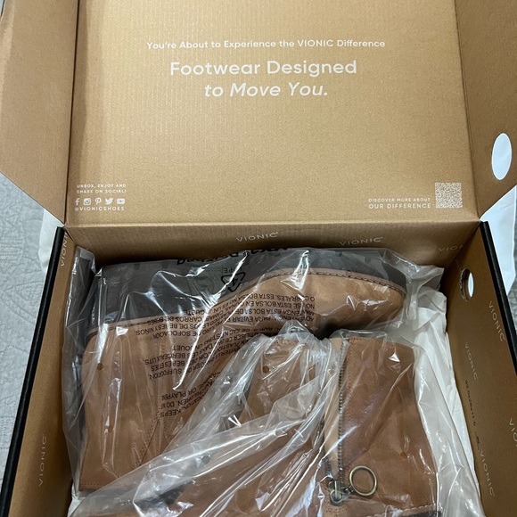 Vionic; Ladies; Water Repellent Suede Booties; Size 9 (40); Hazal - Picture 8 of 13